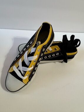 Low Top Canvas Sneakers in Black and Yellow - Classic Lace-Up